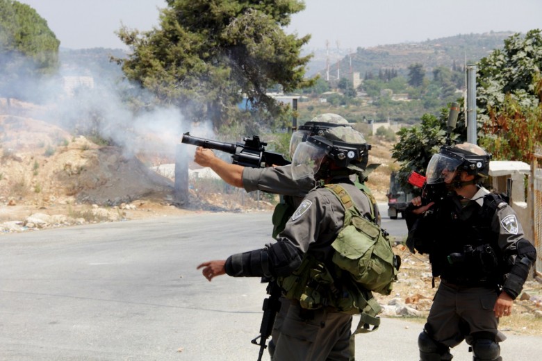 إصابة شاب فلسطيني بالرصاص الحي خلال اقتحام قوات الاحتلال الإسرائيلي مخيم « عقبة جبر » في أريحا