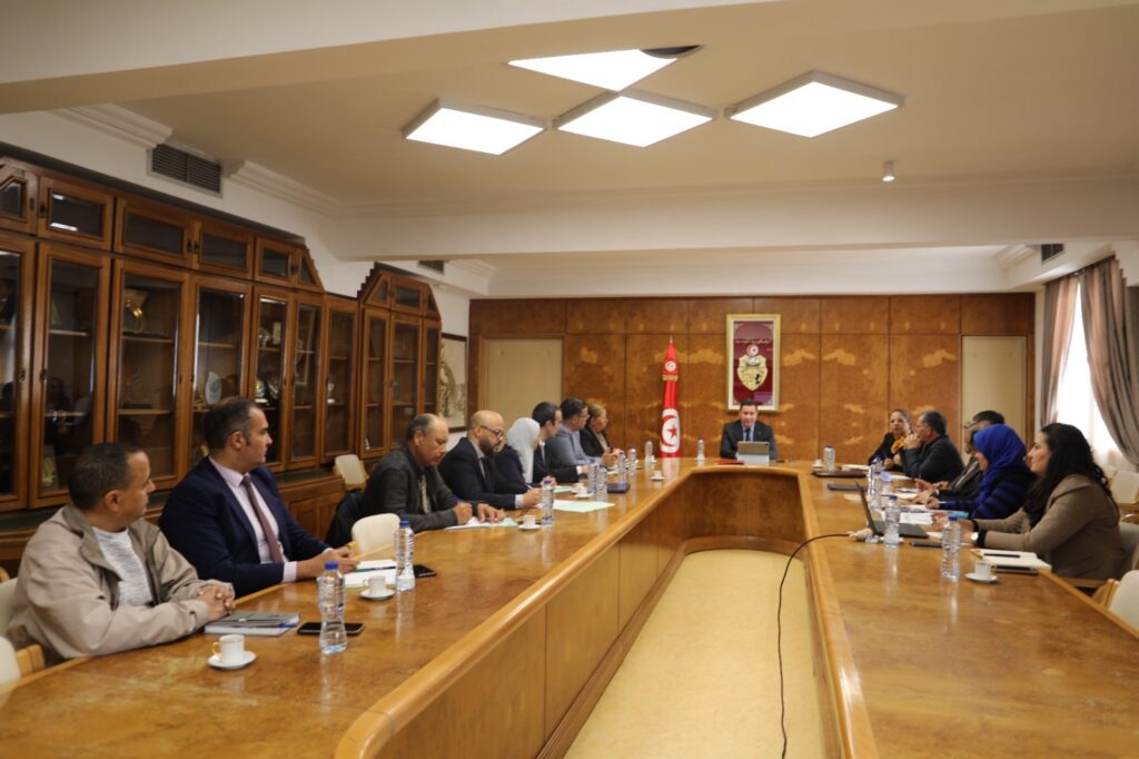 إجتماع وزير النقل مع إطارات النقل البري لتعزيز القطاع في تونس