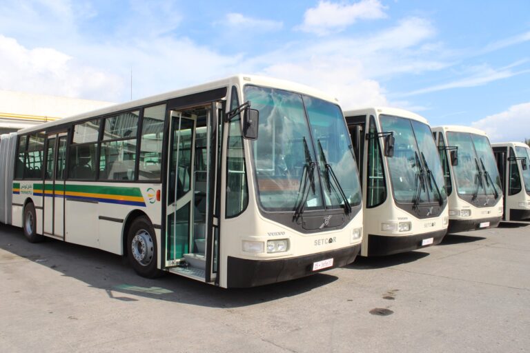 إعادة تشغيل واصلاح 400 حافلة و 28 عربة مترو.. إجراءات عاجلة تتخذها وزارة النقل 