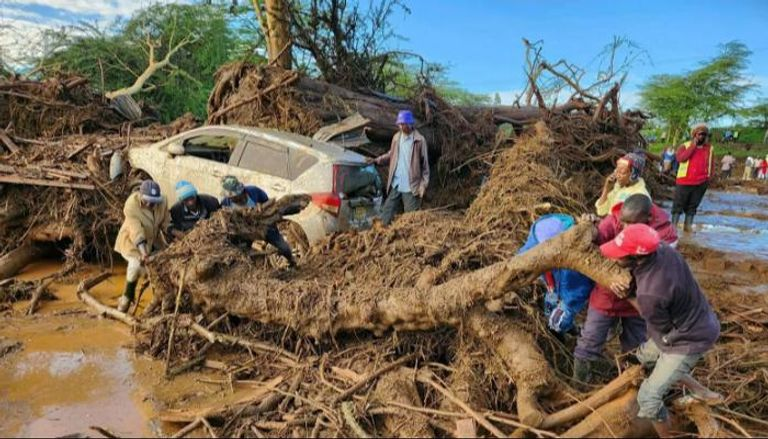 شاهد..  مصرع العشرات إثر انهيار سد في كينيا