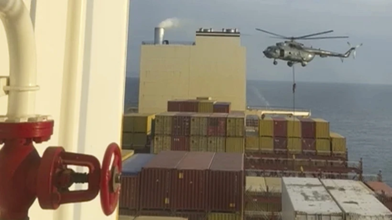 طبول الحرب تُقرع… إيران تستولي على سفينة مرتبطة بإسرائيل في مضيق هرمز