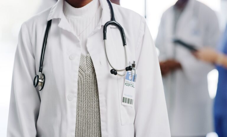 أكثر من 4000 طبيب غادروا البلاد..شطورو يقترح هذه الحلول لوقف نزيف الهجرة