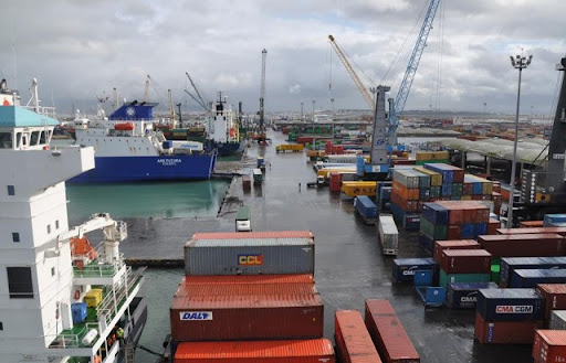 إتلاف حاويات حاملة لمنتوجات استهلاكية مُتعفنة بميناء رادس