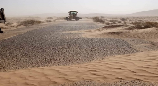 قابس : التدخل لإزالة الرمال التي تكدست بالطريق الوطنية رقم 15