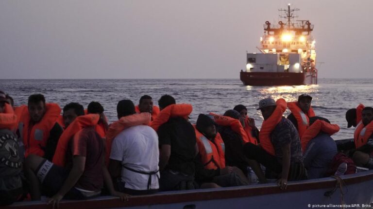 صفاقس-بحري الوسط: إنقاذ العشرات في عرض البحر وانتشال جثث آدمية
