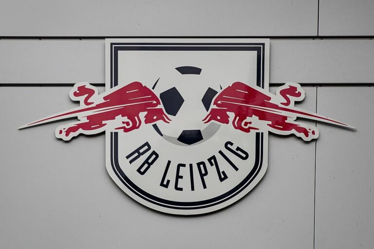 Das Logo von RB Leipzig an der Wand des Trainingszentrums am Cottaweg