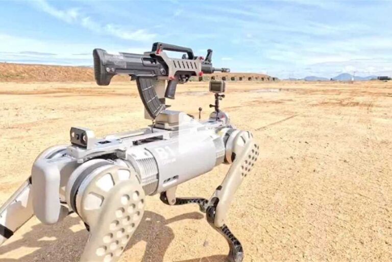 Chien robot armé d'une mitrailleuse