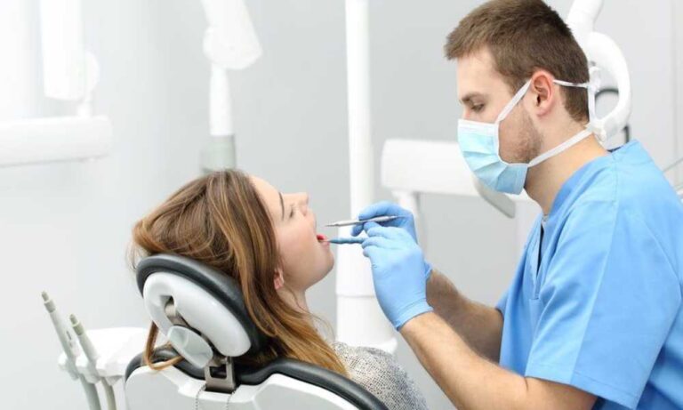 Les dentistes travaillent dans leurs cliniques