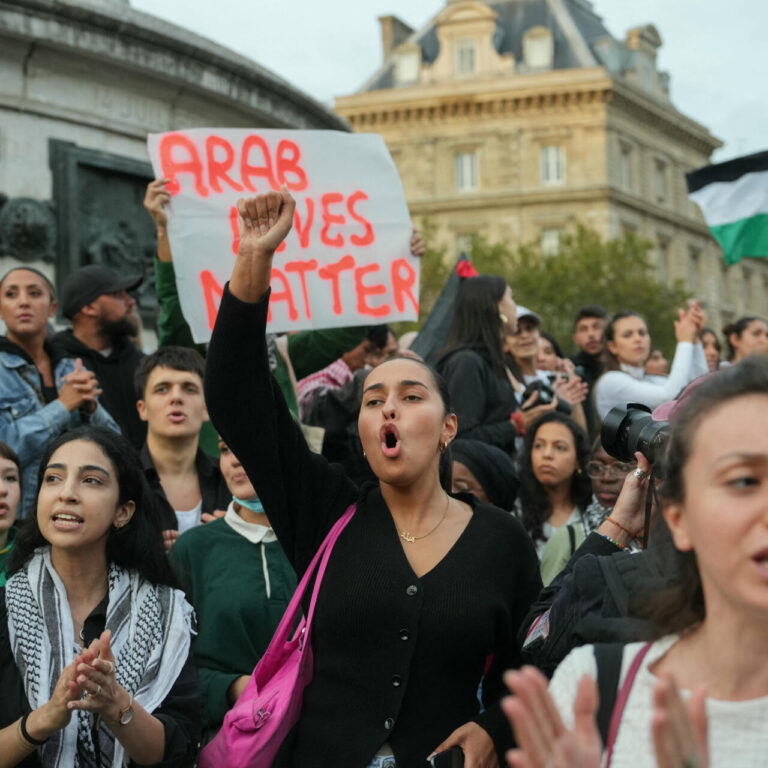 Manifestation devant le siège d'une chaîne de télévision française