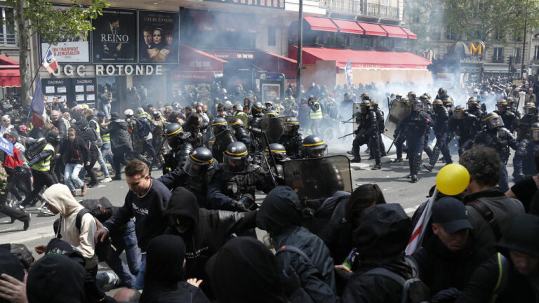 باريس: هراوات وغاز مسيل للدموع وجـ.رحى يوم عيد العمال.. التفاصيل