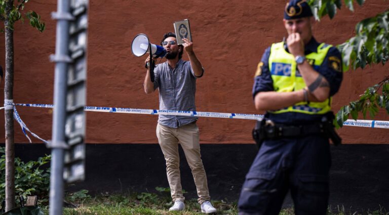 السويد: الشرطة تعطي ترخيص جديد لحرق القرآن