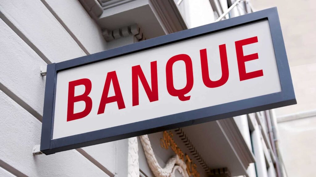 رسوم الحسابات البنكية المجمدة تتحول إلى ديون ثقيلة.. هل ينصف القانون المواطن في تونس؟
