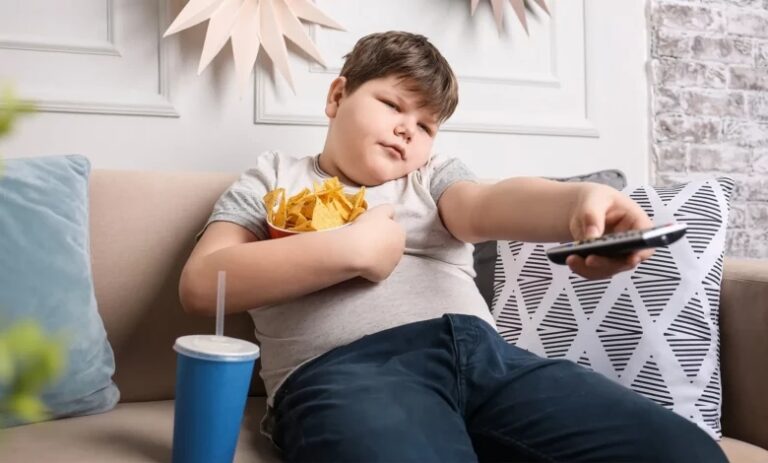 دراسة تربط الوزن الزائد لدى الأطفال باستخدام الهاتف والتلفزيون..هل كنت تعلم ذلك؟