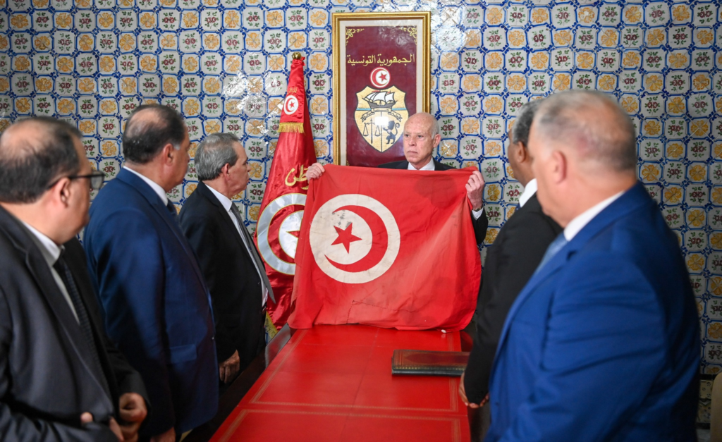 حادثة حجب العلم التونسي.. وزارة الرياضة تُحقق وسعيّد يطالب باتخاذ إجراءات عاجلة