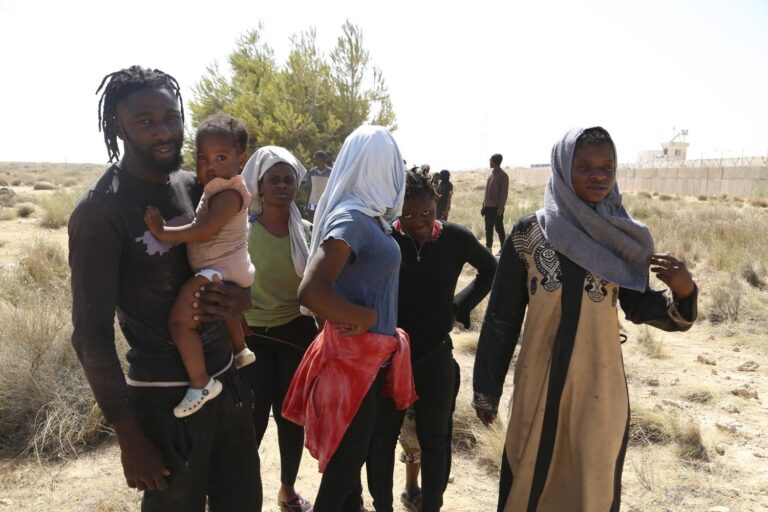 بسبب طرد المهاجرين إلى الحدود..مؤسسة حقوق الإنسان الليبية تطالب بالتحقيق مع تونس