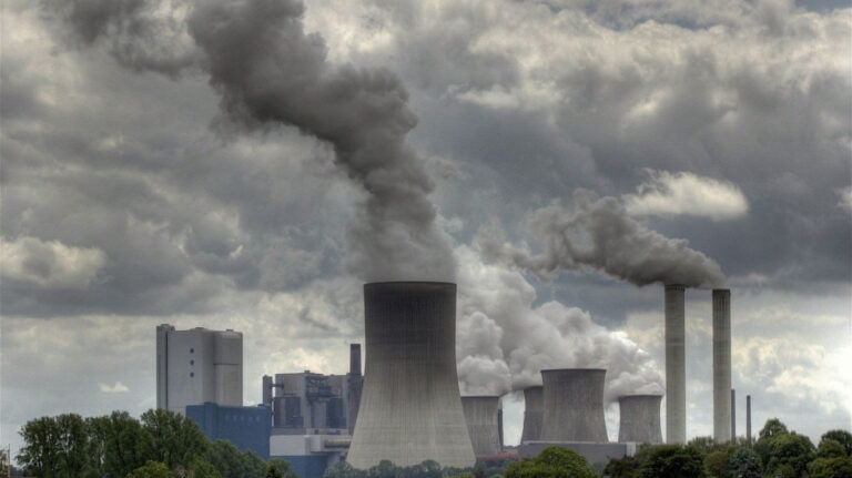 المصارف العالمية تواصل تمويل الوقود الأحفوري رغم التراجع .. فرنسا تتجه نحو الطاقة المتجددة