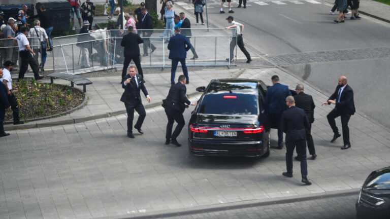 بعد تعرضه لإطلاق نار.. رئيس وزراء سلوفاكيا في حالة حرجة