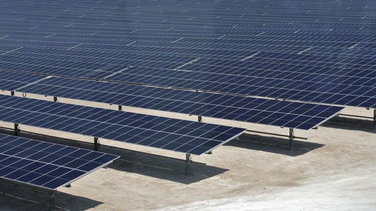 توقيع اتفاقية مهمة: محطتا طاقة شمسية بقيمة 800 مليون دينار في قفصة وتطاوين