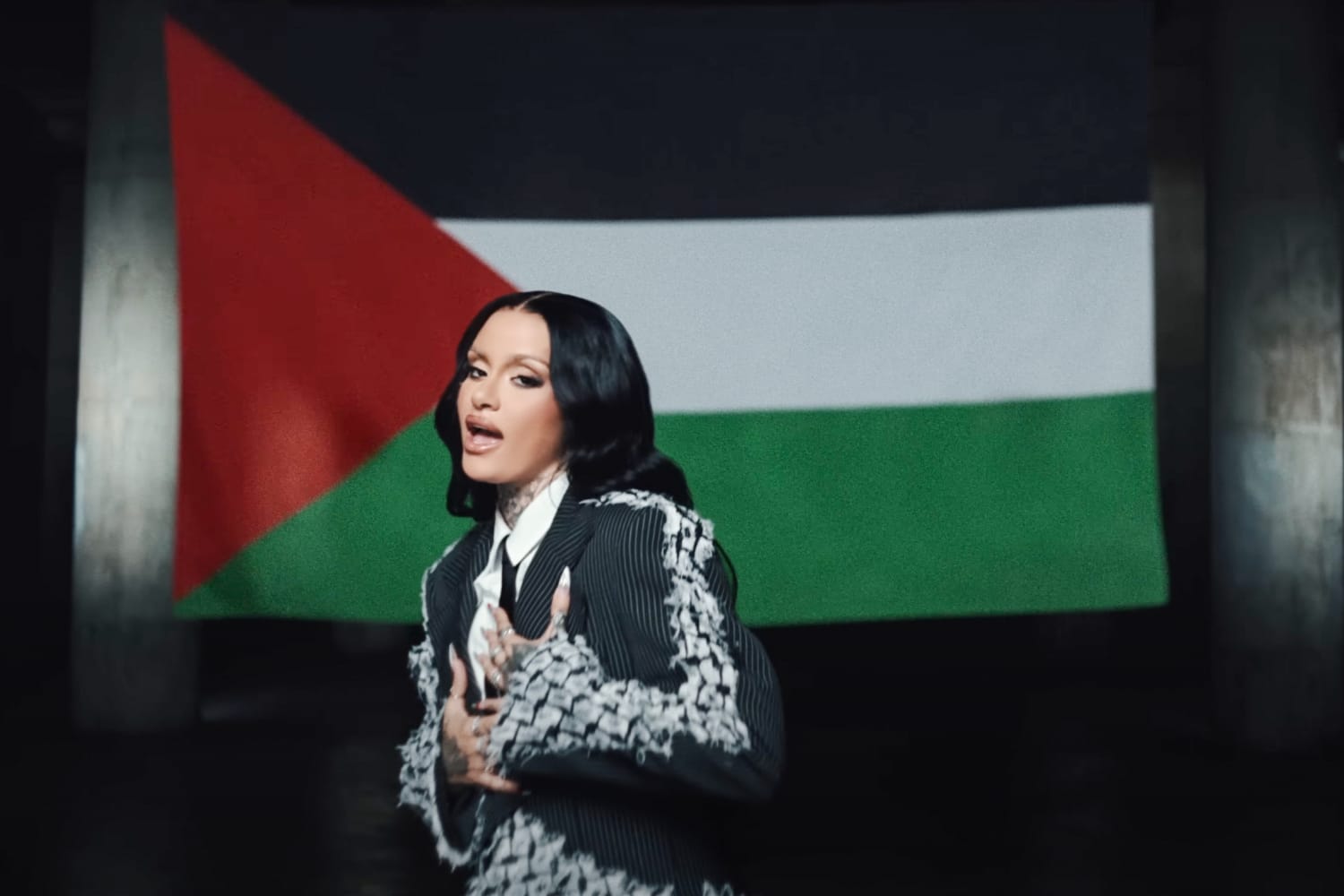 بالكوفية والعلم الفلسطيني.. الأميركية كيلاني تصدر أغنية "إلى جوارك"