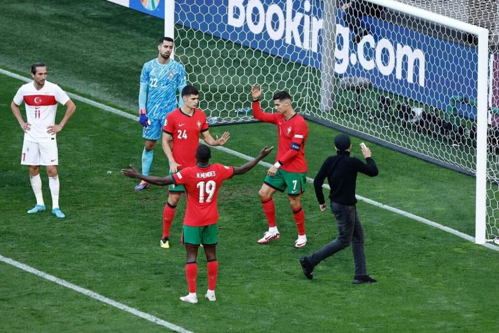 "من أجل رونالدو".. مباراة البرتغال وتركيا تتوقف لعدة مرات !
