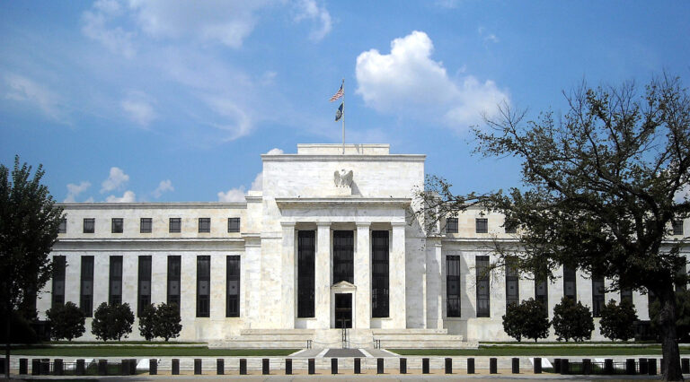 الفيدرالي الأمريكي يثبت أسعار الفائدة للمرة السابعة على التوالي
