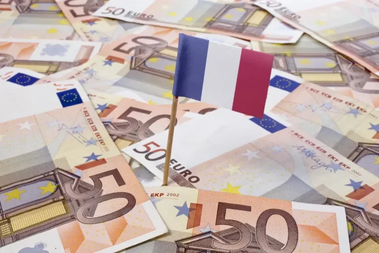 تدهور وضع الميزانية يتسبب في تخفيض التصنيف الائتماني لفرنسا