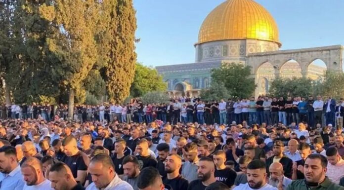 أداء صلاة العيد في فلسطين