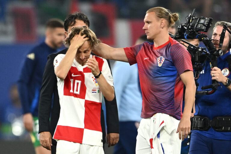 لوكا مودريتش يبكي بعد إقصاء كرواتيا من يورو 2024 رغم تحطيمه رقماً قياسياً
