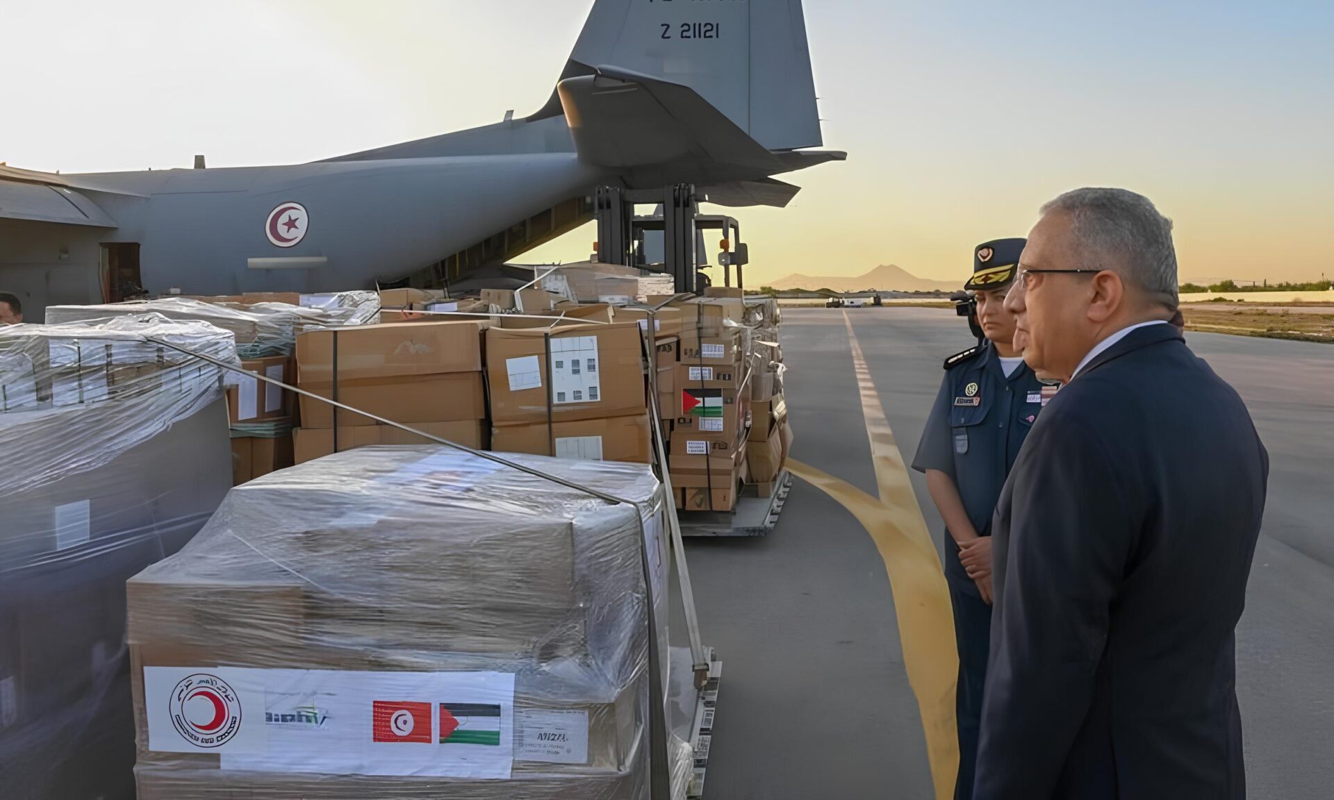 طائرة عسكرية تونسية محمّلة بمساعدات غذائية للشعب الفلسطيني تتوجّه إلى مصر