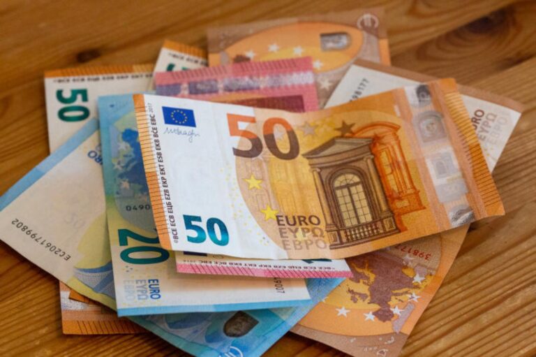 اليورو يسجل أدنى مستوى له في شهر