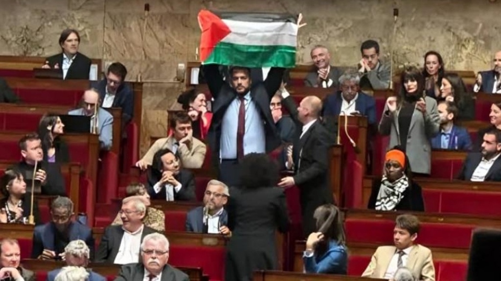 مجددا.. علم فــ.لسطين يُرفرف تحت قبة البرلمان الفرنسي!