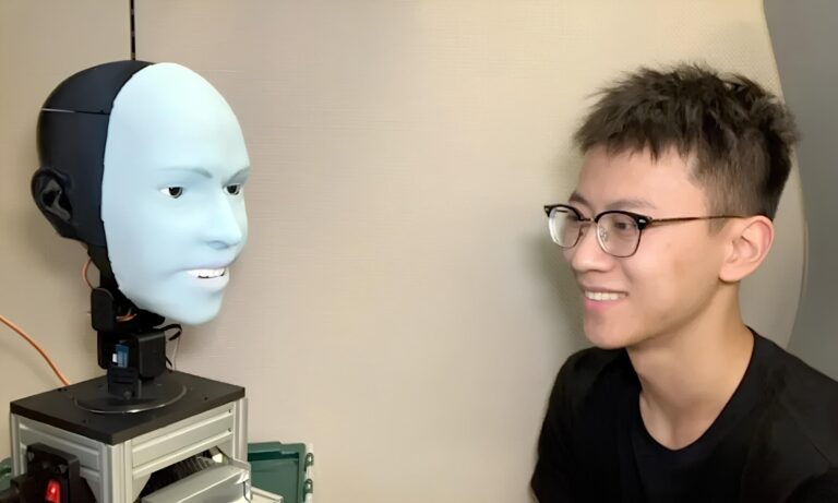 الذكاء الإصطناعي يضرب من جديد.. “روبوت” يمكنه أن يبتسم مثل الإنسان