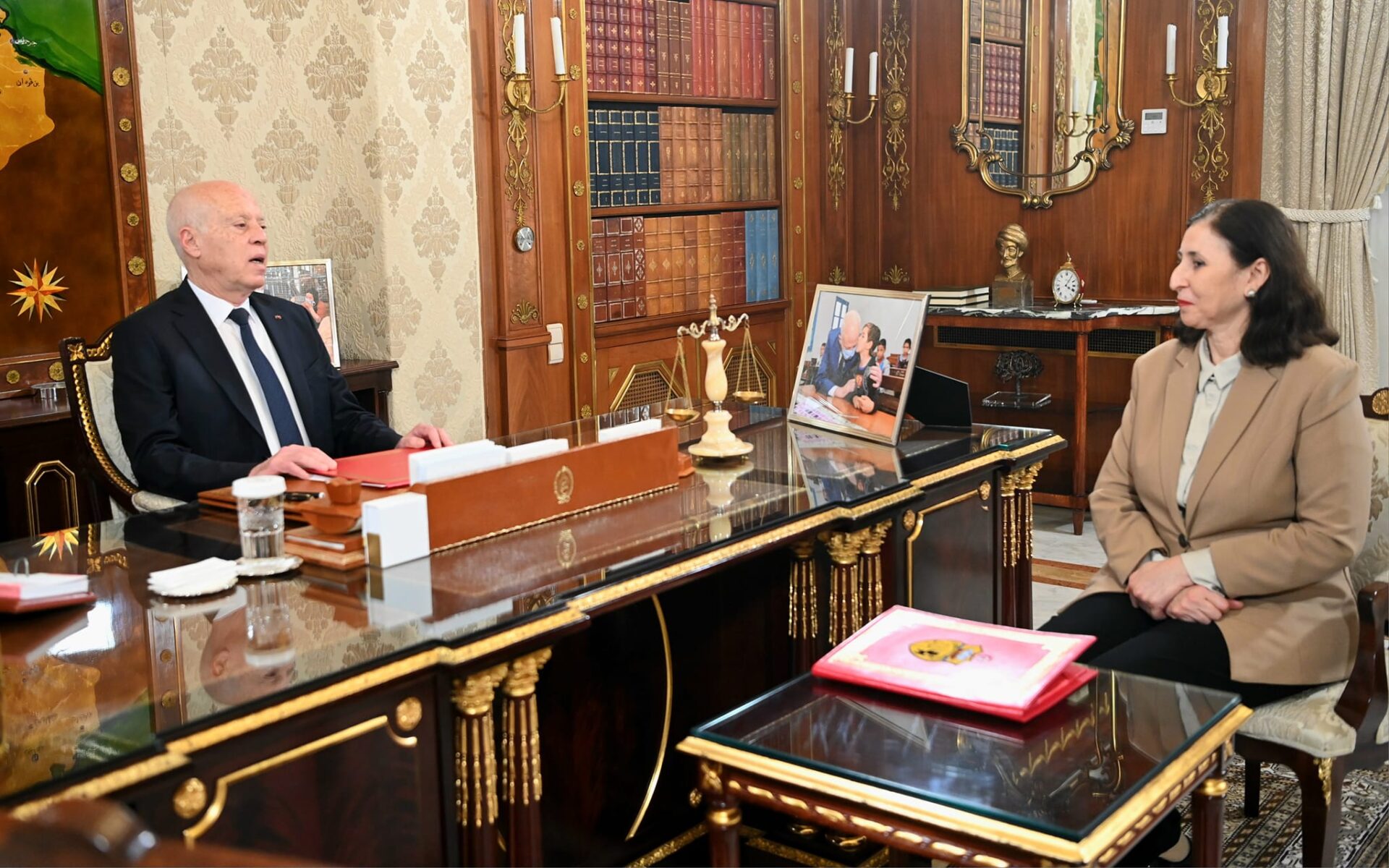 قيس سعيد يستقبل وزيرة النقل بالنيابة سارة الزنزري