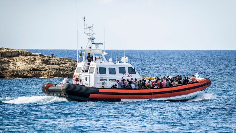 Moins de migrants arrivent à Lampedusa