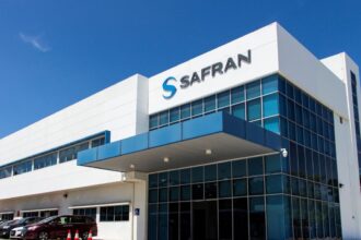 Safran Tunisie, à la pointe de l'innovation dans le secteur aéronautique, se prépare à une journée exceptionnelle dédiée à la révolution de la supply chain industrielle. Le SHAKER#2, programmé pour le 21 novembre 2023 à la cité de la Culture, promet d'être une expérience immersive pour plus de 700 invités, réunissant experts, étudiants, chercheurs, startups, fournisseurs et industriels. Innovation et Ambition: Après le succès retentissant de sa première journée catalyseur en 2022, axée sur la vision du bâtiment de demain, Safran Tunisie s'attaque cette fois à la thématique cruciale de la supply chain industrielle. L'objectif est clair : stimuler l'innovation pour établir une supply chain résiliente, durable et technologique face aux défis mondiaux actuels et futurs. Les Piliers de la Révolution: Résilience: Safran Tunisie vise la résilience grâce à une planification robuste, une gestion des risques efficace et une flexibilité inégalée pour faire face aux perturbations de l'industrie. Durabilité: La durabilité est au cœur de la stratégie, avec un engagement à minimiser l'empreinte carbone, favoriser des pratiques éthiques et responsables, et optimiser l'utilisation des ressources. Technologie: L'automatisation des processus, l'amélioration de la traçabilité et la communication facilitée sont les clés pour optimiser la chaîne d'approvisionnement en collaboration avec l'humain, soulageant les travailleurs, renforçant la sécurité et stimulant l'efficacité. SHAKER#2 - Rendez-vous de l'Innovation: La journée catalyseur de l'innovation industrielle sera le théâtre d'une rencontre unique entre les acteurs de l'écosystème. Avec des retours d'expérience d'experts, des débats et des présentations de start-ups tunisiennes, le SHAKER#2 s'annonce comme un événement incontournable. Conclusion: Safran Tunisie, toujours audacieuse et ambitieuse, continue de jouer un rôle essentiel dans la transformation du paysage industriel tunisien. Quelles perspectives cette révolution de la supply chain ouvre-t-elle pour la Tunisie? Partagez vos réflexions dans les commentaires ci-dessous et soyez prêts pour une plongée immersive dans l'avenir de l'industrie aéronautique. Restez connecté pour une couverture en direct du SHAKER#2 sur Tunibusiness.tn et soyez prêts à réinventer l'avenir de l'industrie avec Safran Tunisie!