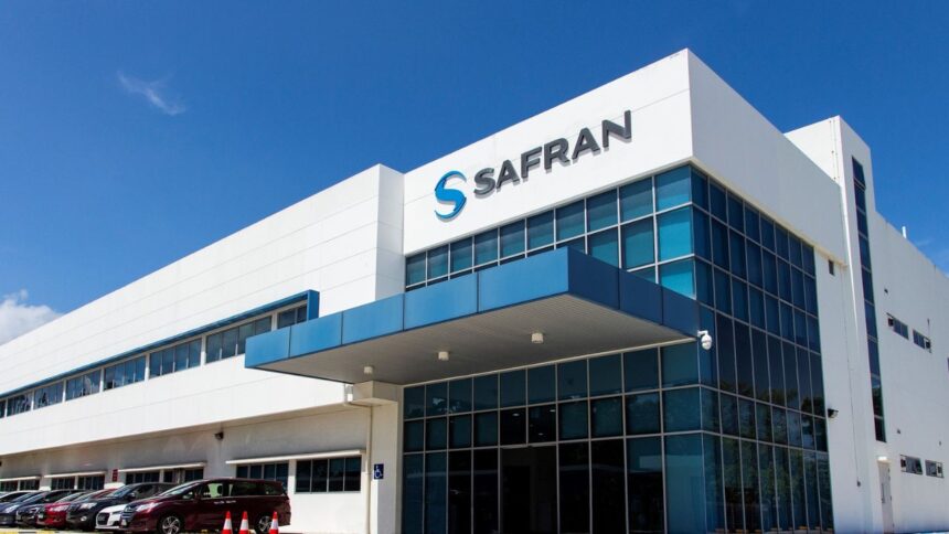 Safran Tunisie, à la pointe de l'innovation dans le secteur aéronautique, se prépare à une journée exceptionnelle dédiée à la révolution de la supply chain industrielle. Le SHAKER#2, programmé pour le 21 novembre 2023 à la cité de la Culture, promet d'être une expérience immersive pour plus de 700 invités, réunissant experts, étudiants, chercheurs, startups, fournisseurs et industriels. Innovation et Ambition: Après le succès retentissant de sa première journée catalyseur en 2022, axée sur la vision du bâtiment de demain, Safran Tunisie s'attaque cette fois à la thématique cruciale de la supply chain industrielle. L'objectif est clair : stimuler l'innovation pour établir une supply chain résiliente, durable et technologique face aux défis mondiaux actuels et futurs. Les Piliers de la Révolution: Résilience: Safran Tunisie vise la résilience grâce à une planification robuste, une gestion des risques efficace et une flexibilité inégalée pour faire face aux perturbations de l'industrie. Durabilité: La durabilité est au cœur de la stratégie, avec un engagement à minimiser l'empreinte carbone, favoriser des pratiques éthiques et responsables, et optimiser l'utilisation des ressources. Technologie: L'automatisation des processus, l'amélioration de la traçabilité et la communication facilitée sont les clés pour optimiser la chaîne d'approvisionnement en collaboration avec l'humain, soulageant les travailleurs, renforçant la sécurité et stimulant l'efficacité. SHAKER#2 - Rendez-vous de l'Innovation: La journée catalyseur de l'innovation industrielle sera le théâtre d'une rencontre unique entre les acteurs de l'écosystème. Avec des retours d'expérience d'experts, des débats et des présentations de start-ups tunisiennes, le SHAKER#2 s'annonce comme un événement incontournable. Conclusion: Safran Tunisie, toujours audacieuse et ambitieuse, continue de jouer un rôle essentiel dans la transformation du paysage industriel tunisien. Quelles perspectives cette révolution de la supply chain ouvre-t-elle pour la Tunisie? Partagez vos réflexions dans les commentaires ci-dessous et soyez prêts pour une plongée immersive dans l'avenir de l'industrie aéronautique. Restez connecté pour une couverture en direct du SHAKER#2 sur Tunibusiness.tn et soyez prêts à réinventer l'avenir de l'industrie avec Safran Tunisie!