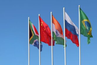 BRICS vs. G7 La Bataille Économique Qui Redéfinit le Monde!