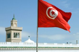 Le nombre d’agents de la fonction publique en Tunisie a connu une augmentation notable de 10,5% entre 2015 et 2022, atteignant un total de 664,7 mille agents, dont 4414,7 hommes, selon une enquête de l’Institut National de la Statistique (INS). Cette croissance suscite des interrogations sur la dynamique de la fonction publique, mettant en lumière des changements démographiques et des ajustements prévus dans le projet de budget de l’État pour 2024. Entre 2015 et 2022, l’enquête de l’INS révèle que 25 063 agents de la fonction publique ont dépassé l’âge de 60 ans, tandis que 74 740 se situent dans la tranche d’âge de 55 à 59 ans. L’année écoulée a vu 24 755 nouvelles arrivées dans la fonction publique et 28 289 départs. Selon les données du projet de budget de l’État pour 2024, une diminution est prévue, ramenant le nombre d’agents à environ 657. Cela s’inscrit dans une stratégie de gestion des ressources humaines qui pourrait influencer la structure et l’efficacité de la fonction publique tunisienne dans les années à venir. Analyse du Budget 2024 : Hausse des Dépenses Rémunératoires Le projet de budget de l’État pour 2024 indique une estimation des dépenses au titre des rémunérations à hauteur de 23,7 milliards de dinars, en hausse de 4,1% par rapport à l’année précédente. Cette augmentation peut être interprétée comme une réponse aux pressions inflationnistes et aux demandes légitimes d’ajustement salarial de la part des fonctionnaires. La réduction prévue du nombre d’agents dans la fonction publique s’inscrit dans une dynamique mondiale de recherche d’efficacité et de rationalisation des effectifs. Cependant, la question cruciale réside dans la manière dont cette transition sera gérée. Les départs massifs pourraient entraîner une perte de connaissances et d’expérience, tandis que l’arrivée de nouveaux talents pourrait apporter des perspectives fraîches. Quel impact cette évolution aura-t-elle sur l’efficacité des services publics en Tunisie ? Pensez-vous que la réduction des effectifs sera bénéfique ou préjudiciable à long terme ? Partagez vos réflexions dans les commentaires ci-dessous.