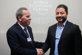 Ahmed Hachani Encourage l'Innovation en Rencontrant un Jeune Entrepreneur Tunisien à Davos