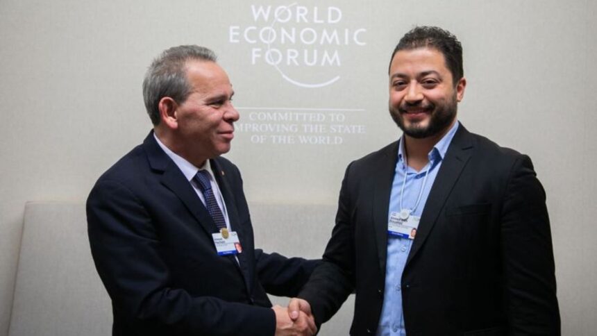 Ahmed Hachani Encourage l'Innovation en Rencontrant un Jeune Entrepreneur Tunisien à Davos