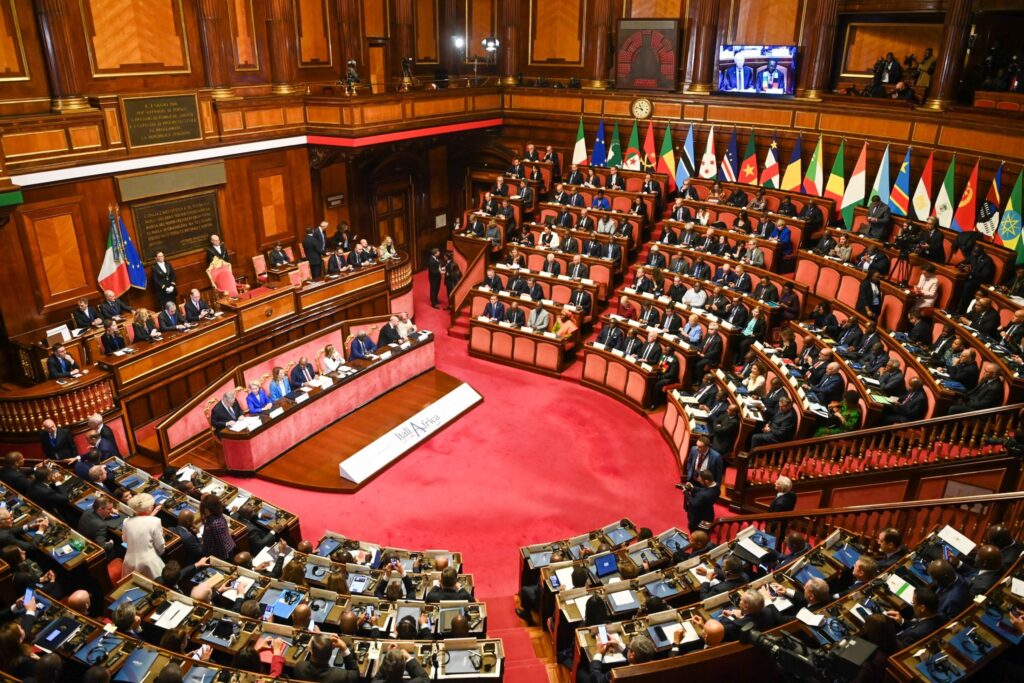 Le Président de la République Kaïs Saïed, En Première Ligne à l'Ouverture du Sommet Italie-Afrique