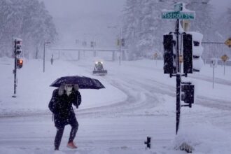 Tempête glaçiale paralyse le Midwest américain, privant plus de 250 000 personnes de courant !