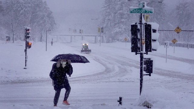 Tempête glaçiale paralyse le Midwest américain, privant plus de 250 000 personnes de courant !