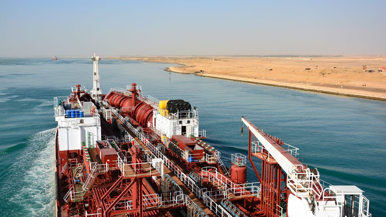 Baisse-des-revenus-du-Canal-de-Suez-Consequences-pour-lEgypte-