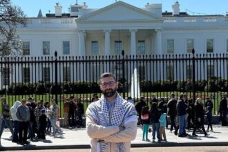 Motaz Azaiza devant la Maison Blanche pour appeler à la paix