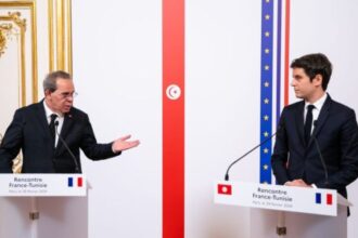 Rencontre-Historique-entre-les-Premiers-Ministres-Tunisien-et-Francais-a-Paris