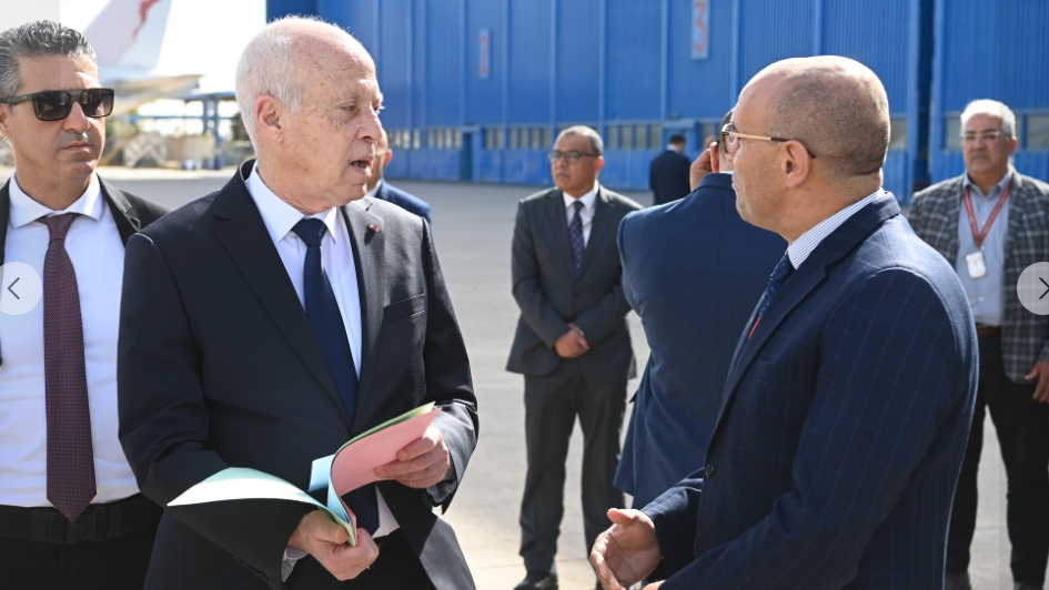 Kaïs Saïed  appelle à restaurer Tunisair lors d’une visite surprise à l’aéroport de Tunis-Carthage