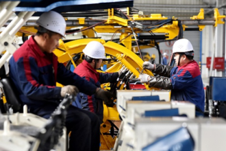 La Chine surpasse les attentes en production industrielle."