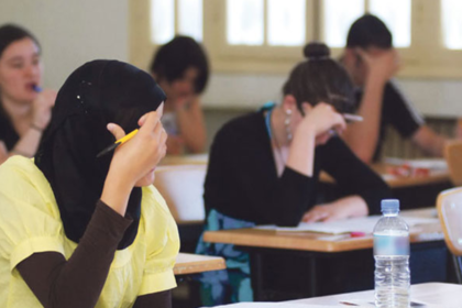 : une étudiante en pèlerinage trompe le système avec une remplaçante