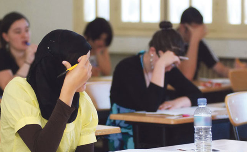 : une étudiante en pèlerinage trompe le système avec une remplaçante